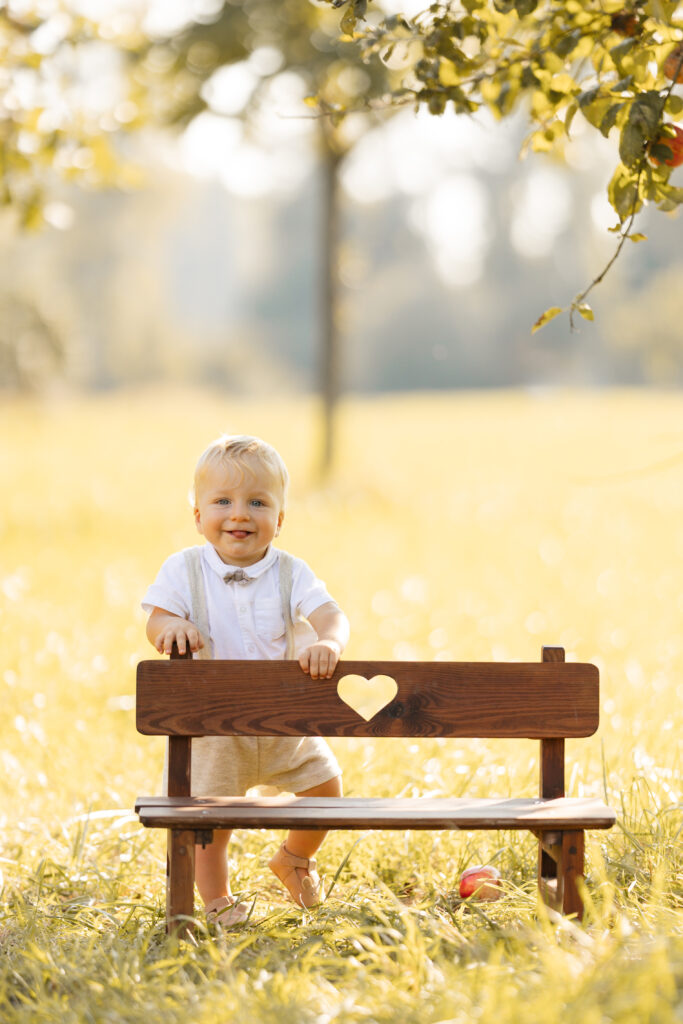 Lachende Kinder bei einem Familien Fotoshooting im Freien in der Nähe von Mainz.